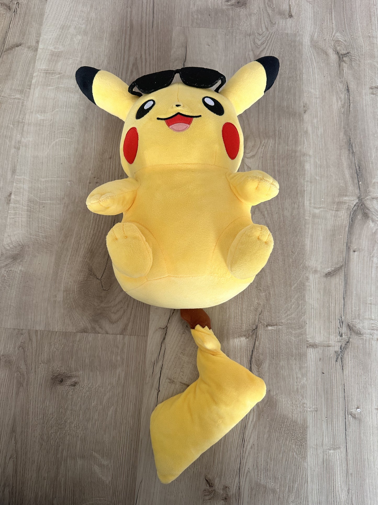 Pokémon Plüschtier Pikachu (mit Sonnenbrille) – Plüsch, Original Japan Import | Jungcards