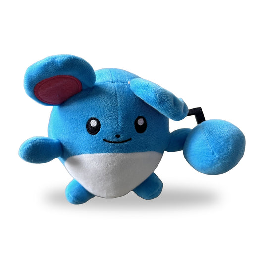 Marill Pokemon Pluesch Sammelfigur weisser Hintergrund